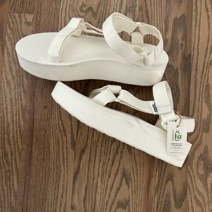 White platform sandal 1.75" The Flatform Universal Teva outdoor shoe PNW